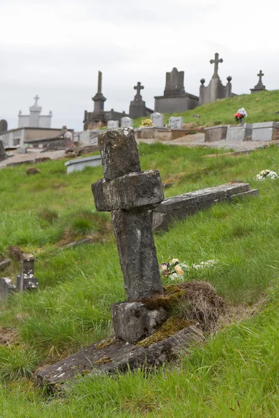 Velha cruz em um cemitério da Bélgica — Fotografia de Stock