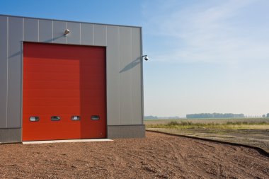 Hollanda 'nın geniş tarlalarında büyük bir hangar.