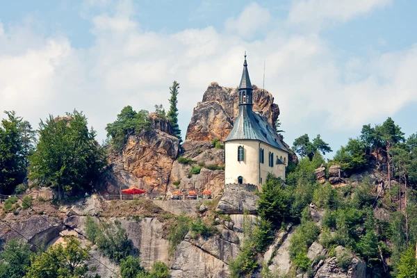 Kapelle auf einem Felsen — Stockfoto