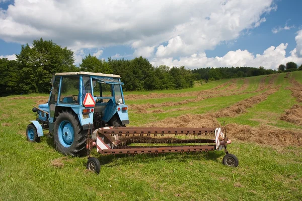 Stary ciągnik z przyczepą Zbieranie trawy — Zdjęcie stockowe