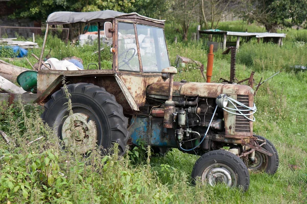 Vecchio trattore trascurato — Foto Stock