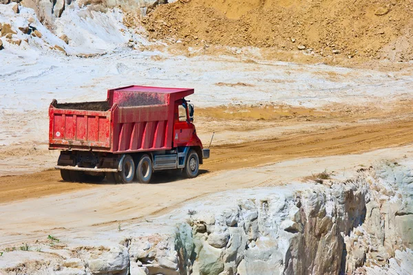 Camion rouge dans une mine de magnésium ouverte, République tchèque — Photo