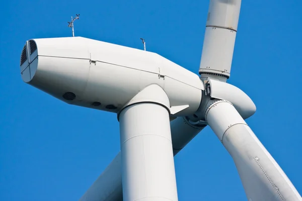 Fechar de um enorme moinho de vento — Fotografia de Stock