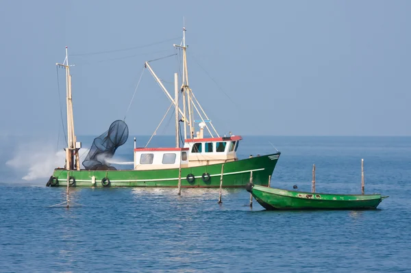 Barco pesquero limpiando las redes — Foto de Stock