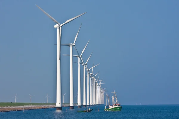Navio de pesca perto de uma fileira de grandes turbinas eólicas no mar holandês — Fotografia de Stock