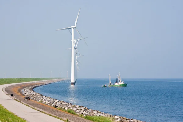 Große Windmühlen in den Niederlanden mit Fischerboot — Stockfoto