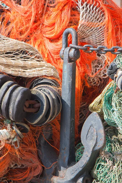 Nagy halom halászhálók és horgony빨간색과 초록색 botton — Stock Fotó