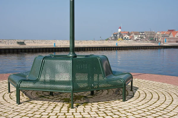 Zelená lavička v přístavu Urk v Nizozemsku — Stock fotografie