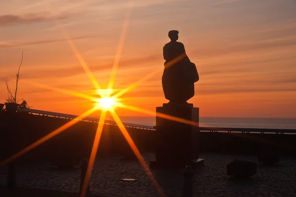 Staty av en kvinna i en vacker solnedgång — Stockfoto