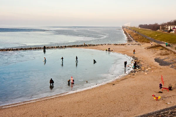 Zmrazené moře nedaleko pláže nizozemské obci urk — Stock fotografie