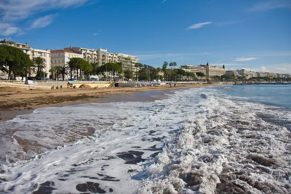 Wellen am Strand von Cannes — Stockfoto