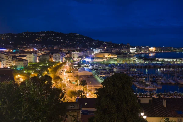 Cannes, Fransa dan gece Cityscape — Stok fotoğraf
