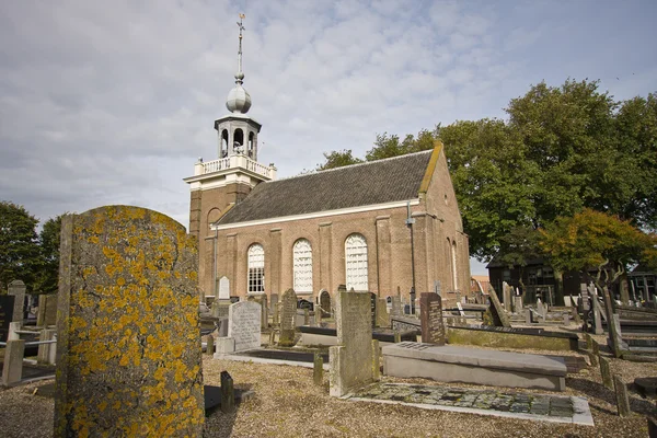 Antiguo cementerio holandés alrededor de una iglesia histórica — Foto de Stock
