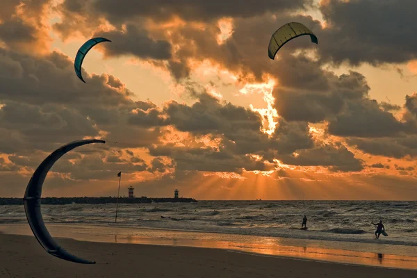 Kite surfing in the sunset at the beach of Scheveningen, the Ne — Stock Photo, Image