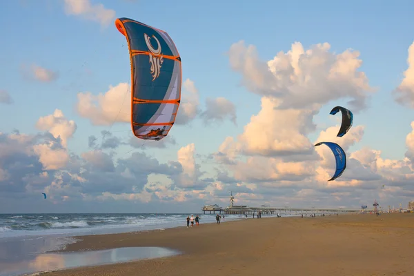 Kitesurfing på stranden i scheveningen, Nederländerna — Stockfoto