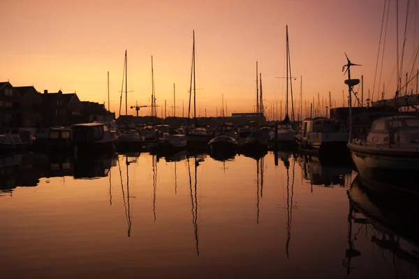 Beautiful sunrise in the harbor of Urk, the Netherlands — Stock Photo, Image