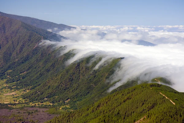 Nuvens caindo sobre o cume da montanha de La Palma, Canary Islan — Fotografia de Stock