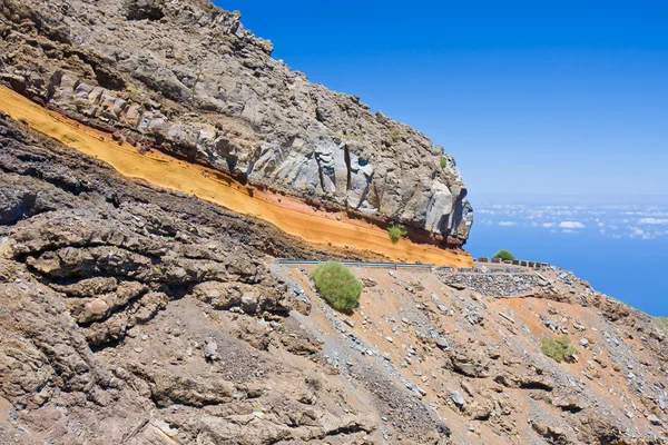 Strada attraverso il paesaggio vulcanico nelle montagne di La Palma — Foto Stock