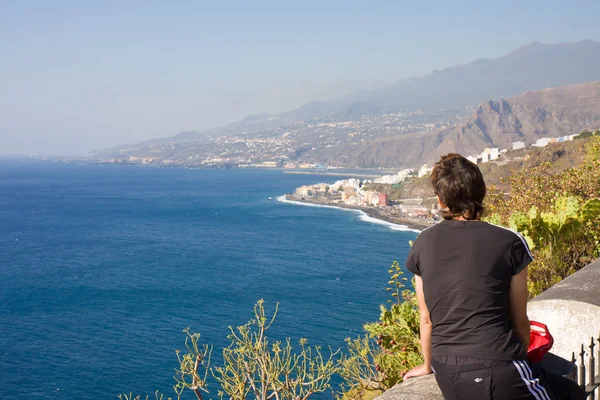 Žena při pohledu na seascape la palma, Kanárské ostrovy — Stock fotografie