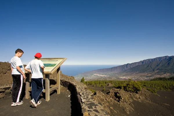 Zwei Jungen betrachten eine Landkarte auf La Palma, Kanarische Inseln — Stockfoto