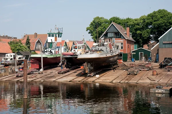 Παλαιά Ολλανδικά ναυπηγεία με ρυμουλκά — Φωτογραφία Αρχείου