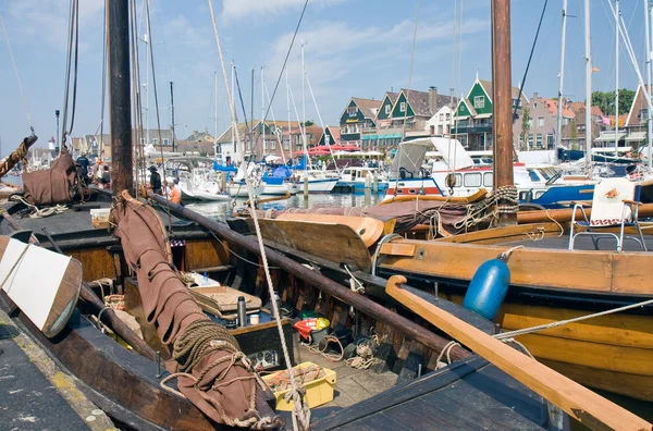 Historické dřevěné rybářské lodě v přístavu Urk, Nizozemsko — Stock fotografie