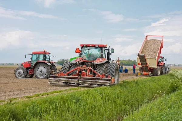Jordbrukare på jobbet på sin mark — Stockfoto