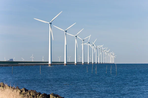 Turbinas eólicas no mar dos Países Baixos — Fotografia de Stock