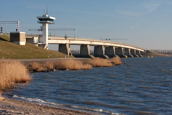 Hollanda'da büyük beton köprü — Stok fotoğraf