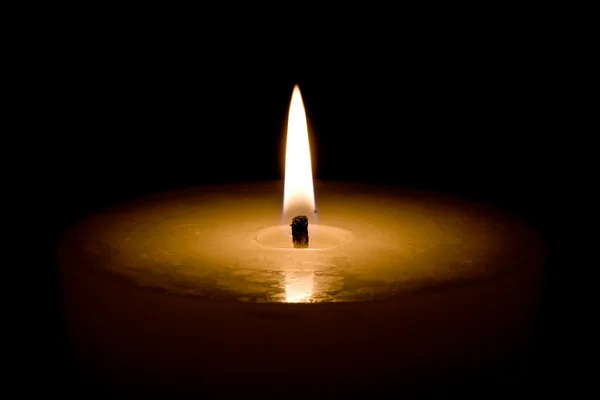 Lume di candela al buio — Foto Stock