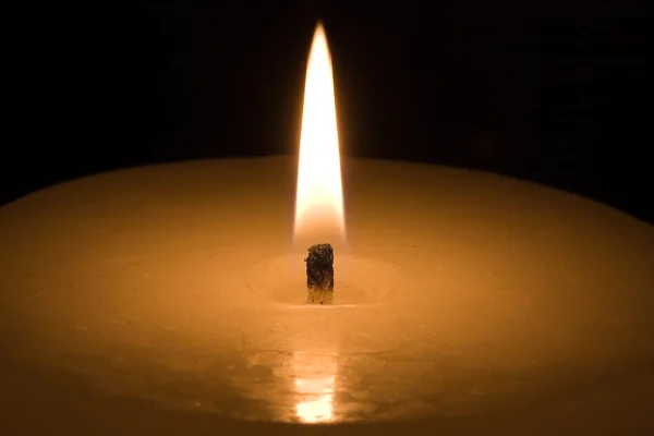 Luz de velas no escuro — Fotografia de Stock