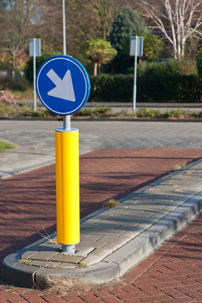 Голландский дорожный знак на парковке — стоковое фото