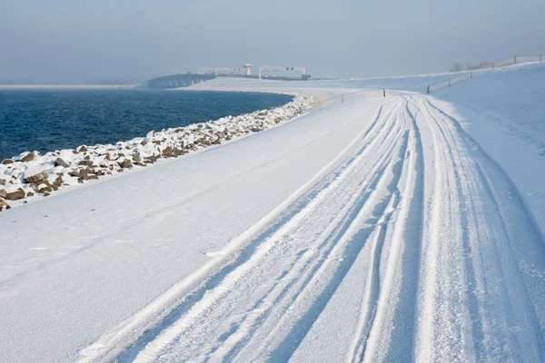 Nederlandse winter met besneeuwde dike — Stockfoto