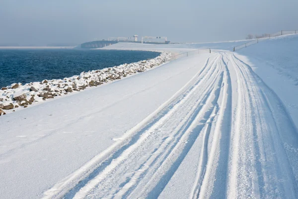 Inverno olandese con diga innevata — Foto Stock