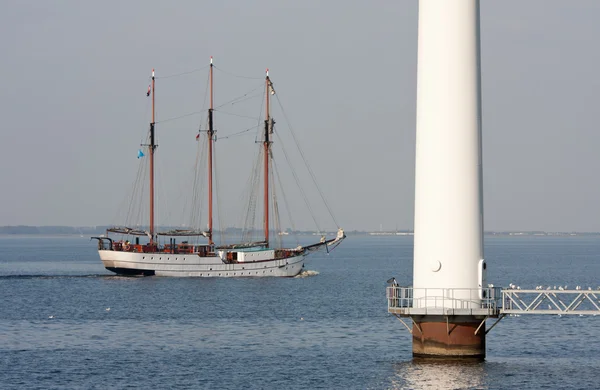 Navio de vela holandês está passando por um moinho de vento offshore — Fotografia de Stock