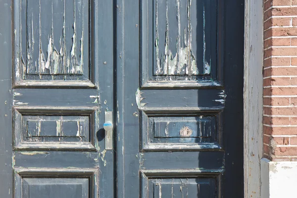 Puerta de madera vieja con pintura astillada — Foto de Stock