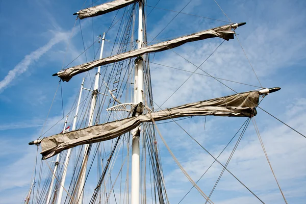 Lanoví a stožáry velké plachetnice — Stock fotografie