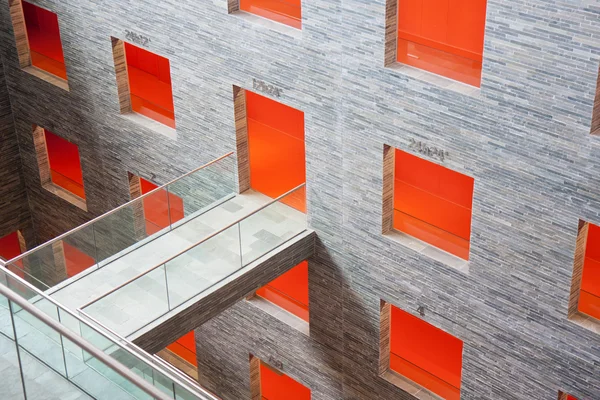 Intérieur futuriste avec de grandes chambres orange dans un bâtiment moderne — Photo