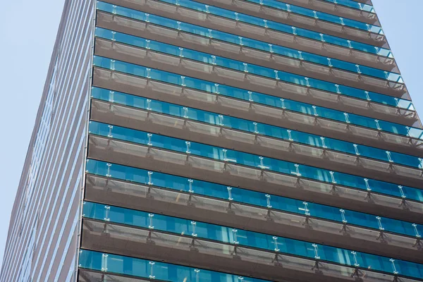 Fachada de um grande edifício de escritórios moderno — Fotografia de Stock