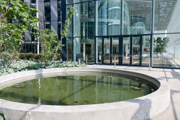 池在一个大的现代建筑中庭 — 图库照片