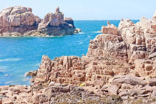 Beroemde roze granieten rotsen in Bretagne, Frankrijk — Stockfoto