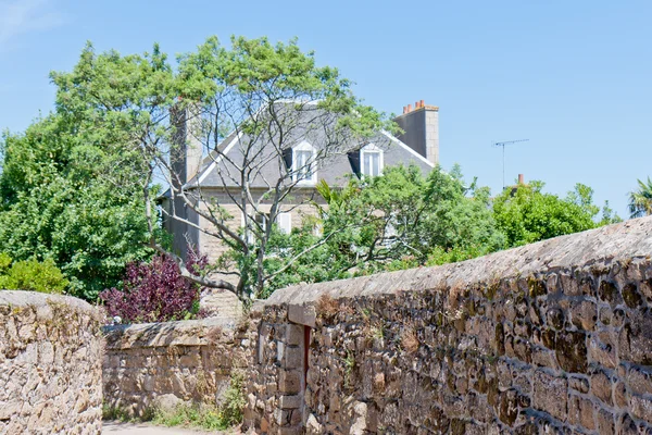 Casa de campo en la isla de lle de Brehat, Bretaña, Francia — Foto de Stock