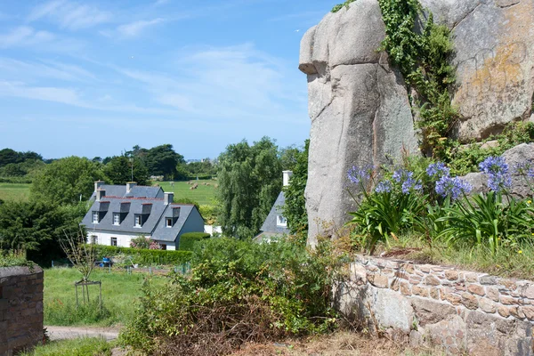 Cottage na ilha de lle de Brehat, Bretanha, França — Fotografia de Stock