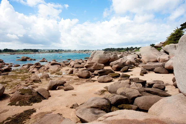 Ebb tide in bay at rocky coast of Brittany, France — Stock Photo, Image
