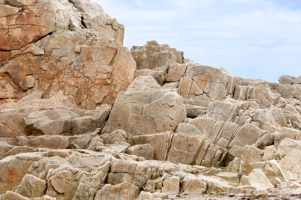 Sahil ile ünlü pembe Granit kayalar Brittany, Fransa — Stok fotoğraf