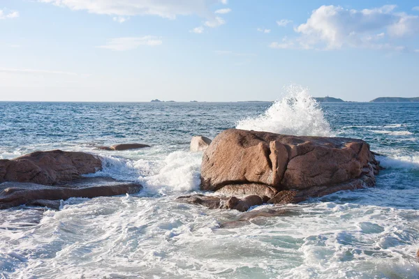 Olas del océano rompiendo en la costa de granito de Francia, Bretaña — Foto de Stock