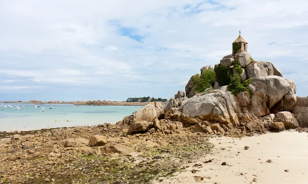 Franse kust van brtitany met een kleine kapel op de rotsen — Stockfoto