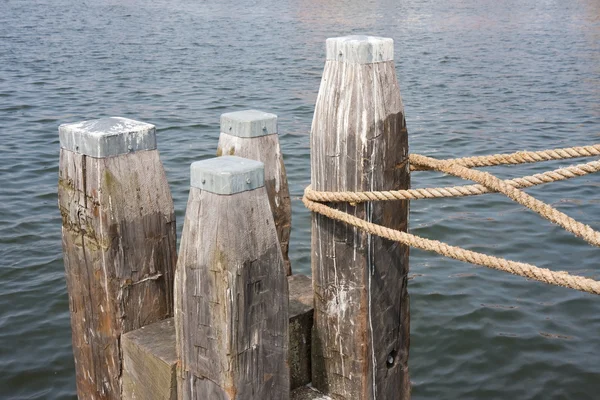 Fából készült kikötőbak kötelet kötött hajó — Stock Fotó