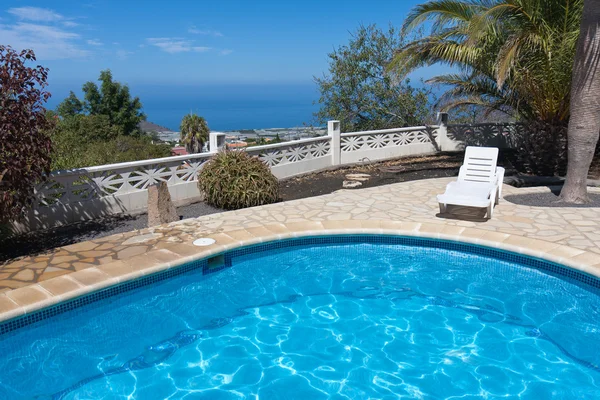 游泳池在热带岛屿 la palma，加那利群岛 — 图库照片