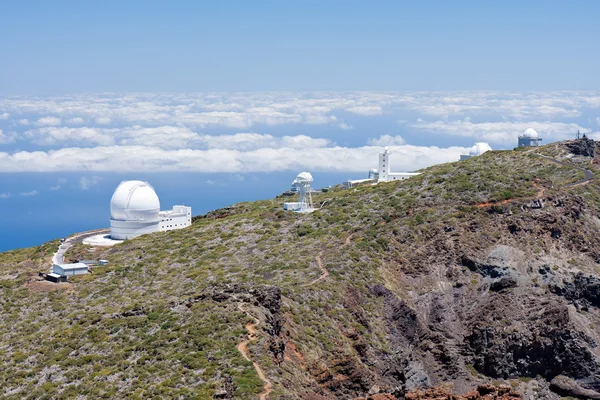 Teleskopy ponad chmurami na najwyższy szczyt la palma, można — Zdjęcie stockowe